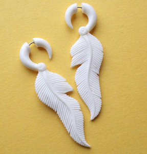 Boucles d'oreilles artisanales haut de gamme en os, design tribal chic - Product Image 2