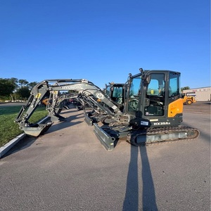 Mini-excavatrice Hyundai d'occasion conçue pour des travaux de terrassement précis, de creusement de fossés, d'aménagement paysager et de construction générale. - Product Image 4