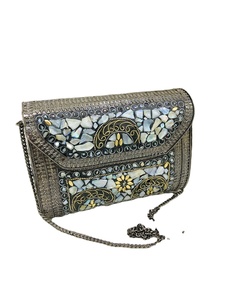 Bolso de mano hecho a mano con mosaico de Metal para mujer, monedero de noche nupcial con patrón de piedra exclusivo, Material de gamuza elegante hecho en India - Product Image 1