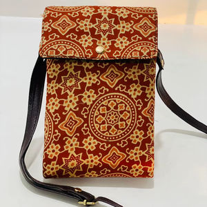 Sac bandoulière Royal Mandala Heritage Print en velours premium avec fermeture magnétique, léger, ethnique, moderne, doux, mini, de créateur - Product Image 1