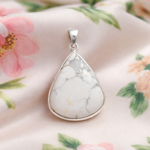 Pendentif en howlite blanche en vrac, plaqué or jaune sur argent 925, fait main, en forme de goutte d'eau, fournisseur et fabricant de bijoux - Product Image 5
