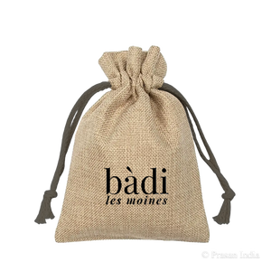 Sac en toile de jute avec cordon de serrage, 20 cm de haut x 15 cm de large, avec logo noir sur le côté avant - Product Image 1