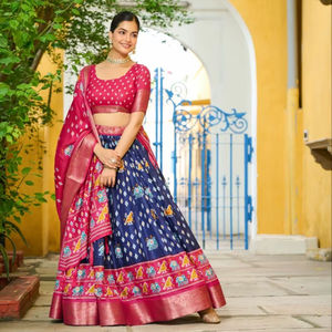 Nuevo lanzamiento: Lehenga Choli con forro jacquard y estampado Jari - Azul marino - Product Image 1