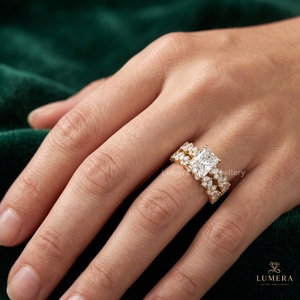 Anillo de compromiso con diamante solitario de corte radiante y diseño de hojas y ramas esculpidas, elegante banda nupcial a juego y joyería fina. - Product Image 1