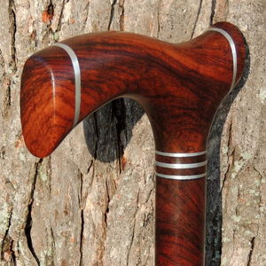 Canne de marche en bois sculptée à la main |   Canne en bois écologique OEM pour personnes âgées, soutien et randonnée - Design moderne - Product Image 1