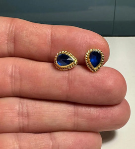 Boucles d'oreilles clous en saphir bleu plaqué or faites à la main pour femme, idéales pour les occasions festives - Product Image 1