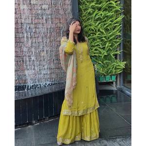 Ensemble de salwar kameez de fête en rayonne XL, orné de paillettes et de broderies Zari - Product Image 3
