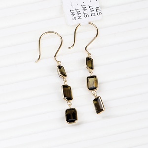 Boucles d'oreilles pendantes linéaires à trois pierres en or jaune massif 18 carats et tourmaline verte naturelle, collection Memoria Jewels, vente en gros - Product Image 1