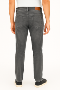 Jeans ajustados color gris carbón premium para hombre, hechos con tela vaquera elástica de alta calidad que ofrece una comodidad superior. - Product Image 3