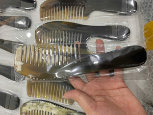 Peine de cuerno de búfalo natural para hombres y mujeres, herramienta antiestática para masaje del cuero cabelludo, herramienta para el cuidado del cabello, accesorio de peinado tradicional hecho a mano - Product Image 6