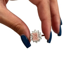 Anillo Diana con Halo de Diamantes Cultivados en Laboratorio, Corte Cojín Alargado, Color Rosa Intenso de 3 Quilates, Calidad Royal - Product Image 4