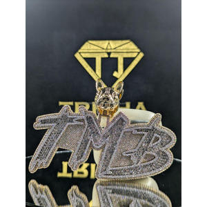 จี้รูปหัวสุนัขแบบกำหนดเอง "TMB" ประดับเพชร VVS มอยส์ซาไนต์  ฝังเพชรเต็มตัว  เงินแท้ 925  เครื่องประดับฮิปฮอป โดย Trisha Jewels - Product Image 4