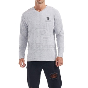 เสื้อยืดแขนยาวคอวีผู้ชาย Primefield สีเทา ผ้าคอตตอนเจอร์ซีย์ สวมใส่สบาย ระบายอากาศได้ดี เป็นมิตรกับสิ่งแวดล้อม ปรับแต่งได้ ทรงปกติ โลโก้ด้านหน้า - Product Image 2