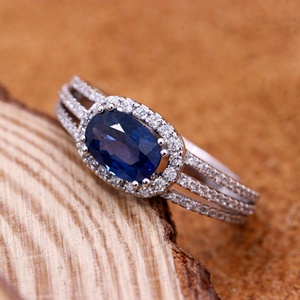 Anillo de Oro Blanco de 18k con Zafiro Azul Ovalado Natural y Halo de Diamantes, Diseño de Tallo Dividido, Joyas Memoria, Venta al por Mayor - Product Image 5