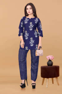 ชุดเซ็ตเสื้อผ้าผู้หญิงคุณภาพสูง สีน้ำเงินพิมพ์ลาย คอร์ดเซ็ตผ้าโพลีเรยอนแบบยั่งยืน คอกลม ชุดลำลองสองชิ้นสำหรับผู้หญิง - Product Image 3