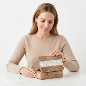 Caja de Almacenamiento de Joyas de Diseño Antiguo Hecha a Mano con Incrustaciones de Madreperla de Lujo, de la Colección Hecha a Mano de Uttar Pradesh - Product Image 1