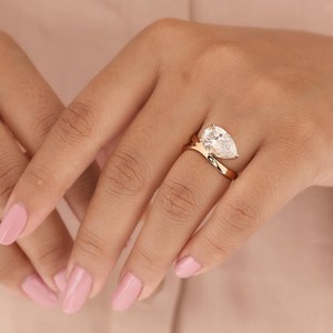 แหวนหมั้นมอสซาไนต์ทรงลูกแพร์ ดีไซน์เกลียวทันสมัย เครื่องประดับเจ้าสาว เงินแท้ 925 ชุบทอง 14K - Product Image 4