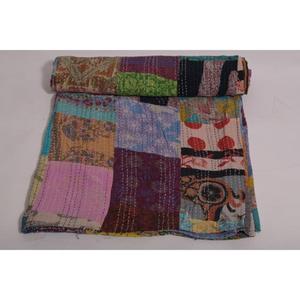 ผ้าห่มควิลท์คันธาผ้าฝ้ายวินเทจลายปะติดปะต่อ ทำมือสไตล์อินเดียโบโฮ ผ้าคลุมเตียงแบบสองด้าน - Product Image 3