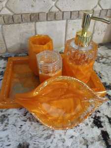 ชุดอุปกรณ์ห้องน้ำเรซิ่นทำมือรักษ์โลก พร้อมถาด แก้ว และที่วางลายเกล็ดทอง - Product Image 3