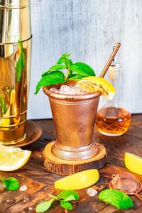 Verres en cuivre pour la décoration intérieure, élégants gobelets en métal pour l'eau, les jus et les cocktails, durables et réutilisables. - Product Image 2