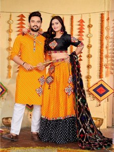 Ensemble de Kurta pour festival indien et pakistanais, en coton imprimé et richement brodé, tenue de couple avec dupatta pour Navratri - Product Image 1