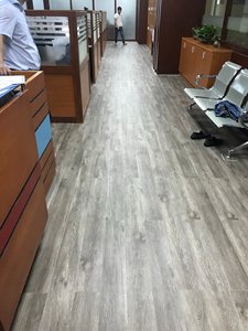 พื้น SPC แบบแข็ง VFLOOR รุ่นโมเดิร์น กันน้ำ ทนต่อรอยขีดข่วน ระบบคลิ๊กล็อค ติดตั้งง่าย ขนาดกลาง รับประกัน 5 ปี - Product Image 1