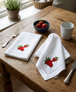Serviette de table en tissu blanc avec ourlet brodé en forme de fraise, réutilisable, en coton, pour restaurant et maison - Product Image 4