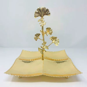 Base de metal chapada en oro de primera calidad para exhibir pasteles de boda y decorar una mesa de postres elegante - Product Image 1