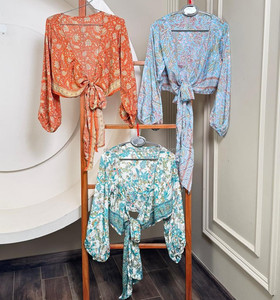 Top Corto Bohemio con Estampado Floral y Lazada Delantera para Mujer, Cuello en V Profundo, Manga Larga, Ropa Informal para Vacaciones, Blusa Informal para Fiestas, Proveedor de Tops de Moda - Product Image 5