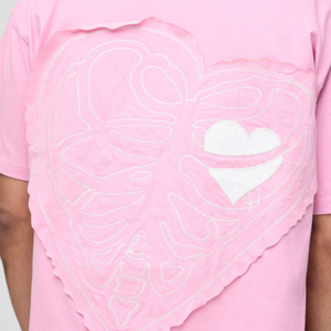 Camiseta al por mayor personalizada de alta calidad con parche de corazón extragrande, camiseta de estilo urbano de alta calidad - Product Image 3