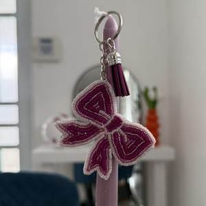 Porte-clés tendance fait main avec broderie perlée, motif artistique unique et détails raffinés - Product Image 2