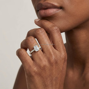 Anillo de Compromiso Minimalista con Diamante Cultivado en Laboratorio, Corte Esmeralda de 2 Quilates, Certificado IGI, Oro Amarillo de 14k, Banda de 2mm, para Mujer - Product Image 2