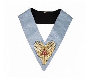 Insignia de Prenda Estilo Clásico con Símbolo G y Patrón de Corazón Bordado a Máquina en Azul Claro para Maestro Ceremonial - Product Image 5