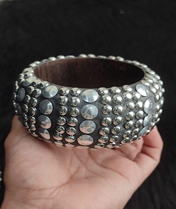 กำไลไม้ทำมือ Royal Charm ประดับหมุดโลหะ สีน้ำตาลเข้ม รูปทรงตามสั่ง สำหรับตกแต่งบ้าน ของขวัญวันครบรอบแต่งงาน - Product Image 4
