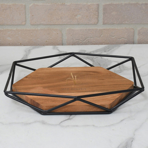 Plateau hexagonal en bois encastré dans un cadre en fil métallique noir géométrique, design industriel moderne pour les espaces contemporains - Product Image 1