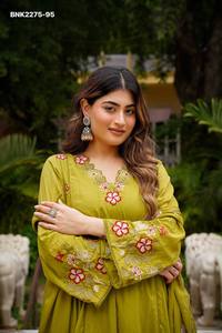 ชุดคุณภาพดีที่สุด PV-Chanderi พร้อมลายดอกไม้หลายเส้นและแขนเสื้อทรงระฆัง Anarkali Kurti พร้อมกางเกงและผ้าคลุมไหล่เข้าชุด ผู้ส่งออกจากอินเดีย - Product Image 2