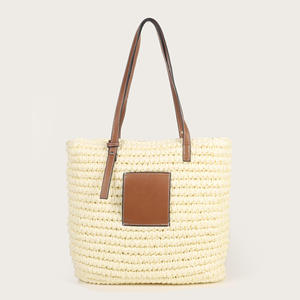 Complementa tus atuendos para el clima soleado con este encantador bolso de hilo natural con forma estructurada y detalles de cuero hoy. - Product Image 2