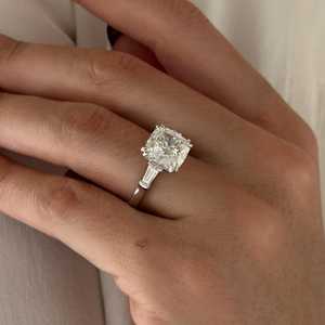 Bague à trois pierres en diamant de laboratoire de 5 carats, taille coussin, E VVS2, double griffe en platine, certifiée IGI - Product Image 5