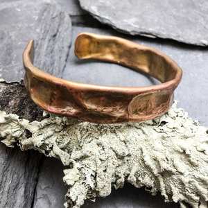 Bracelet manchette unisexe en cuivre pur et agate, fait main, martelé à la main, pour les passionnés de technologie, idéal comme cadeau - Product Image 3