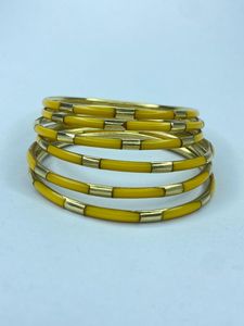 Encuentra pulseras similares hechas a mano de latón y resina – Brazaletes llamativos con incrustaciones de resina turquesa y paneles de latón dorado - Product Image 3