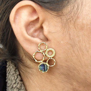 ต่างหูแฟชั่นผู้หญิง ต่างหูเปลือกหอยมุกธรรมชาติทรงเรขาคณิต ต่างหูแบบห้อยชุบทอง ดีไซน์เนอร์ ต่างหูทรงกลมแบบห้อย - Product Image 6