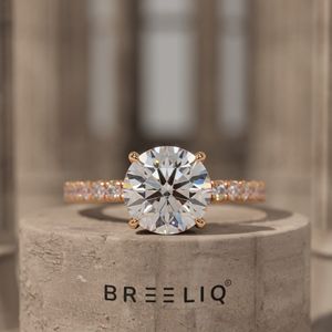 แหวนหมั้นมอสซาไนต์ทรงกลม 2 กะรัต ยอดนิยม แหวนเงินแท้ 925 ประดับเพชรเม็ดเดี่ยว แหวนแต่งงานแบบวงแหวนประดับเพชร - Product Image 2