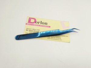 Pince à cils en acier inoxydable à finition durable, bleu plasma, logo personnalisé, courbure en C, pour extensions de cils. - Product Image 3