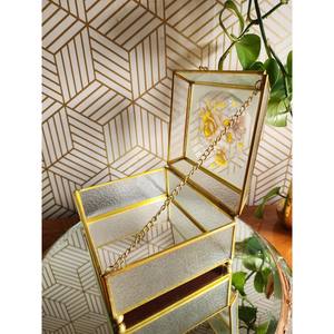 El marco metálico aporta un toque industrial discreto a su encanto lujoso, con un almacenamiento refinado que mejora tanto la organización como la decoración. - Product Image 2