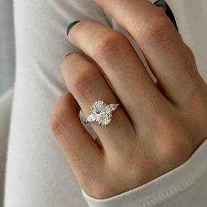 Bague à trois pierres en diamant ovale de 3 carats E VVS2 cultivé en laboratoire, bague de fiançailles à trois pierres, or jaune 14 carats - Product Image 5
