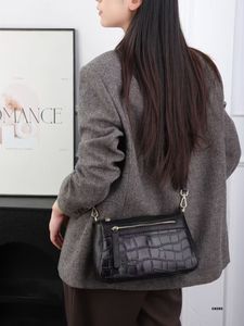 Sac bandoulière pour femme en cuir de vachette gaufré crocodile BQC8292 avec sangle réglable et poches zippées - Product Image 5