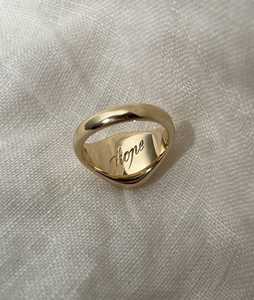 Anillos de Sello Iniciales Personalizados con Letra Grabada, Monograma Pequeño, Anillo de Declaración Moderno Unisex para el Dedo Muñeco, Banda de 3mm, Chapado en Oro de 10K 14K 18K - Product Image 3