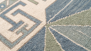 Tapis Oushak Bleu Sauge Ivoire, Motif Géométrique Étoile et Médaillon, Bordure Tribal Meander, 100% Laine de Nouvelle-Zélande, Antidérapant, Lavable - Product Image 4