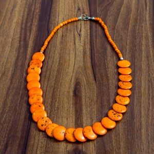 Collar llamativo de cuentas de disco de resina con manchas naranja atardecer - Product Image 1