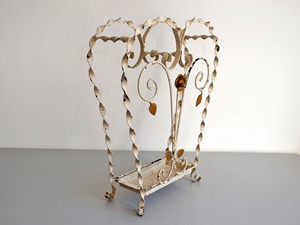 Porte-parapluie vintage blanc avec motif floral, parfait pour les halls d'hôtel, les cafés et la décoration intérieure, vente en gros depuis l'Inde - Product Image 4